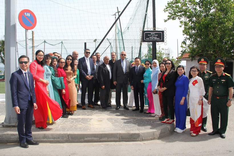 Lễ dâng hoa kỷ niệm 135 năm ngày sinh Bác tại đại lộ Hồ Chí Minh. (Ảnh: Trung Khánh/TTXVN)