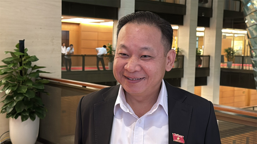 Đại biểu Tráng A Dương (đoàn Hà Giang) trả lời phỏng vấn. (Ảnh: Hải Ngọc/TTXVN)