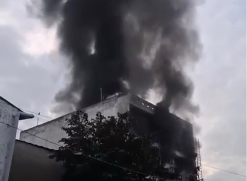 Vụ cháy căn nhà trọ có kết cấu 5 tầng trong hẻm số 63 đường số 10, phường Tăng Nhơn Phú B, thành phố Thủ Đức. (Ảnh: TTXVN phát)