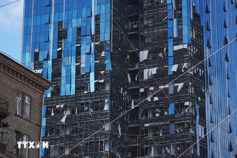Tòa nhà bị hư hỏng sau loạt vụ nổ ở thủ đô Kiev, Ukraine ngày 10/10/2022. (Ảnh: THX/TTXVN)