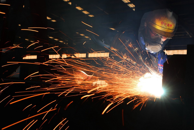 Công nhân làm việc tại nhà máy sản xuất thép ở tỉnh Hồ Nam, Trung Quốc. (Nguồn: THX/TTXVN)