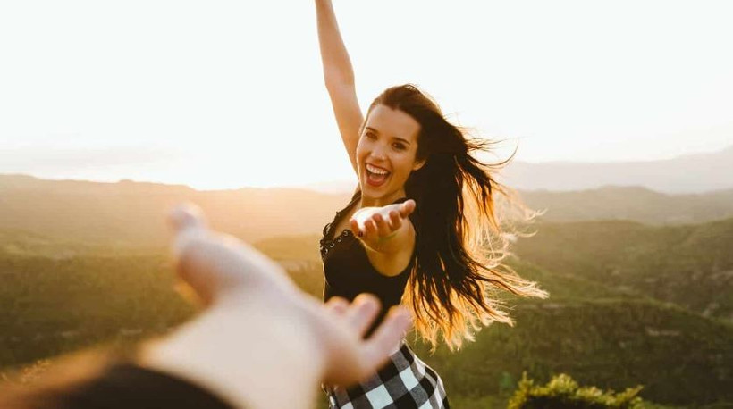 Tranh luận vẫn tồn tại về việc hạnh phúc đạt được bằng cách theo đuổi nó hay bằng cách buông bỏ sự theo đuổi ấy để nó tự nảy sinh. (Nguồn: The Female Professional)