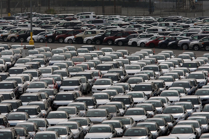Ôtô nhập khẩu tại cảng Long Beach, California, Mỹ. (Ảnh: Getty Images/TTXVN)