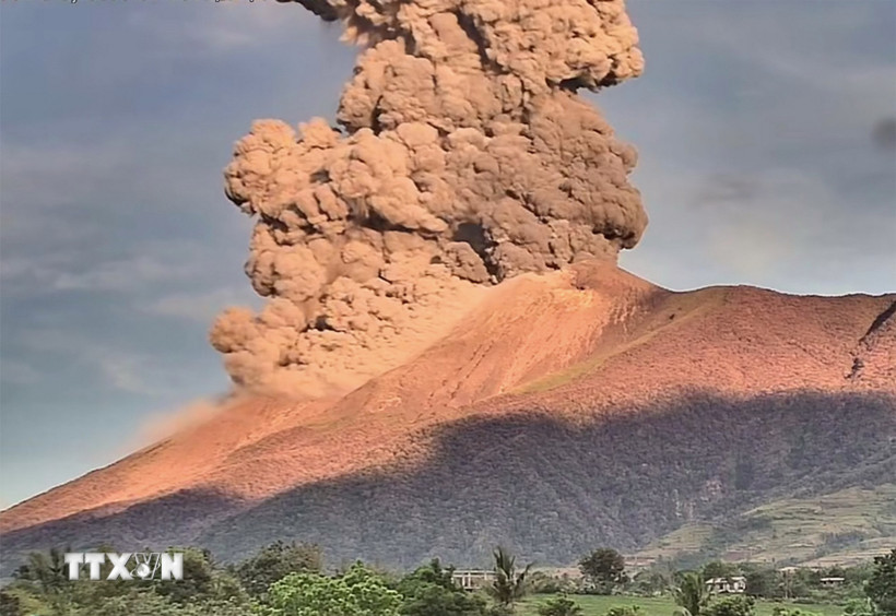 Tro bụi phun lên từ miệng núi lửa Kanlaon trên đảo Negros, Philippines. (Nguồn: THX/TTXVN)