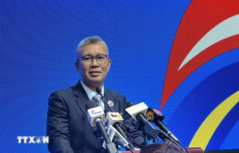 Bộ trưởng Zafrul Abdul Aziz tại họp báo. (Ảnh: Viên Luyến/TTXVN)