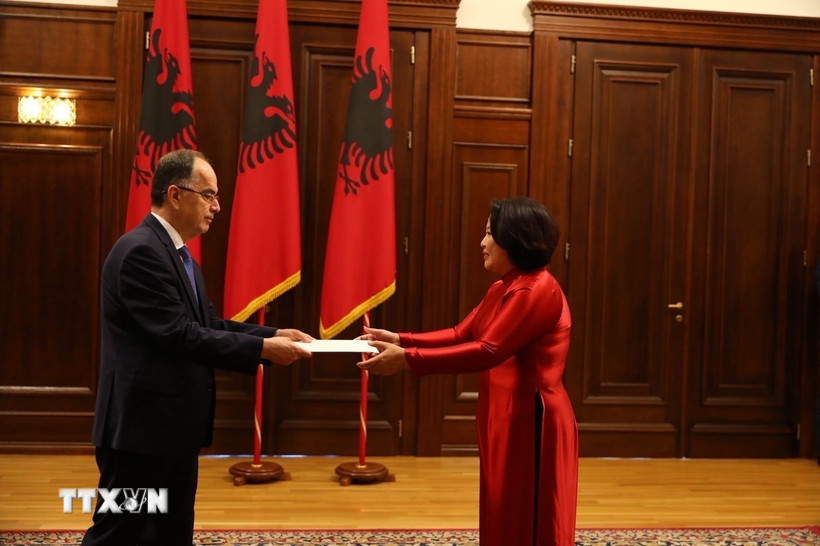 Đại sứ Phạm Thị Thu Hương trình Quốc thư lên Tổng thống Albania Bajram Begaj. (Nguồn: TTXVN phát)