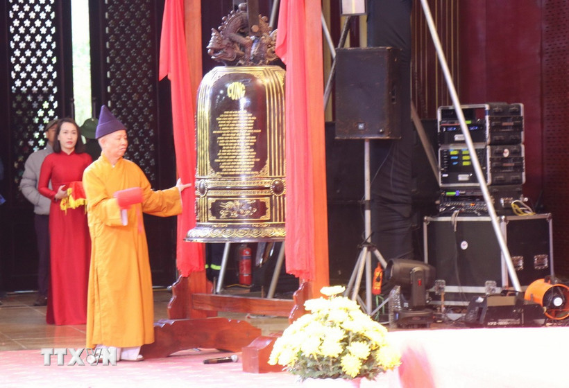 Nghi thức thỉnh chuông. (Ảnh: Văn Đức/TTXVN)