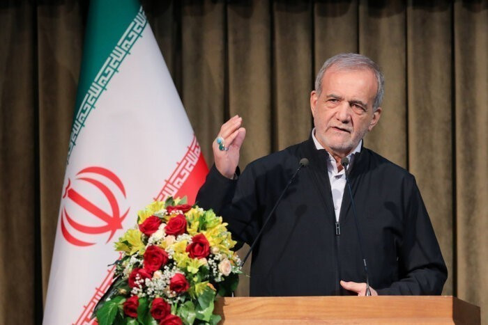 Tổng thống Iran Masoud Pezeshkian phát biểu tại Tehran. (Ảnh: IRNA/TTXVN)