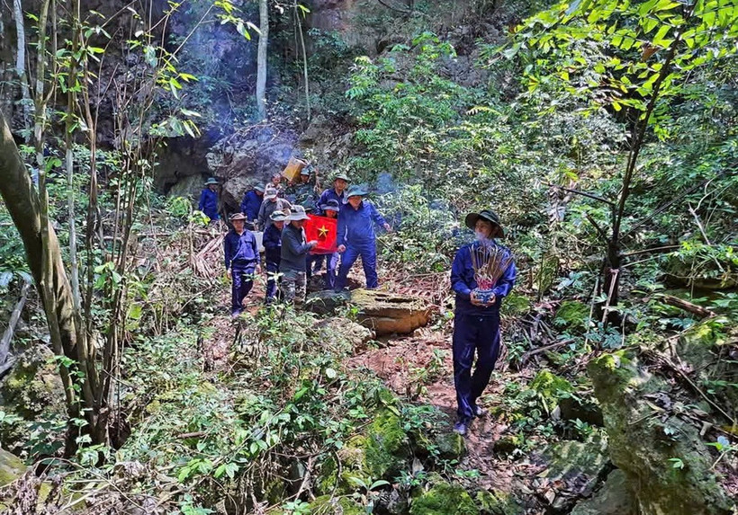 Sau khi được tìm thấy, các liệt sỹ đã được đưa về thờ tự tại Nhà tưởng niệm Chủ tịch Hồ Chí Minh và các liệt sỹ là Quân tình nguyện và chuyên gia Việt Nam hy sinh tại Lào tại thị xã Phôn Sa Vẳn, tỉnh Xiangkhouang (Lào). (Ảnh: TTXVN phát)