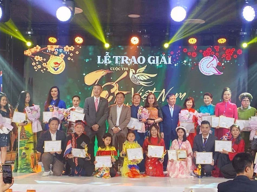 Đại sứ Dương Hoài Nam chụp ảnh kỷ niệm cùng các thí sinh đạt giải tại cuộc thi “Tết Việt Nam trong tôi” ngày 8/6. (Ảnh: Việt Thắng/TTXVN)