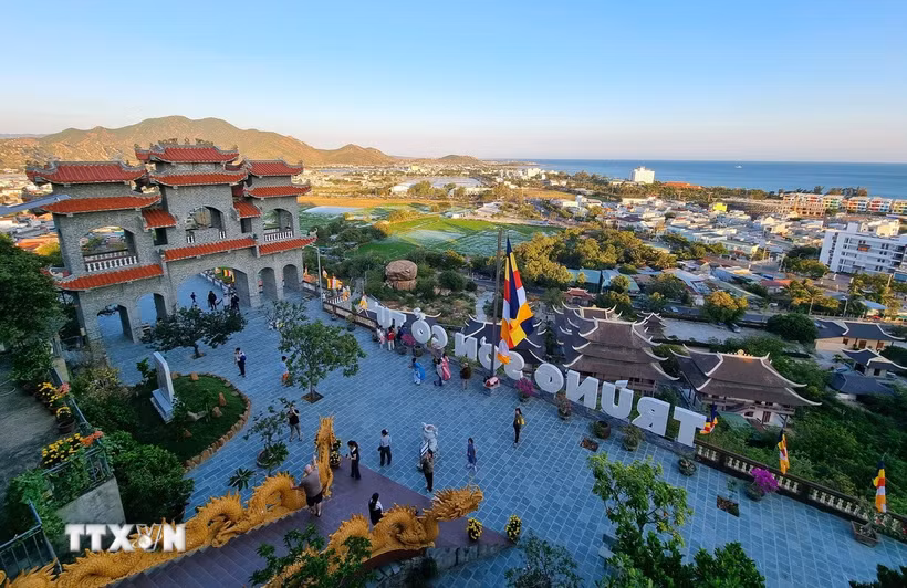 Du khách tham quan Trùng Sơn Cổ Tự (phường Ninh Chử, Khánh Hòa). (Ảnh: Nguyễn Thành/TTXVN)