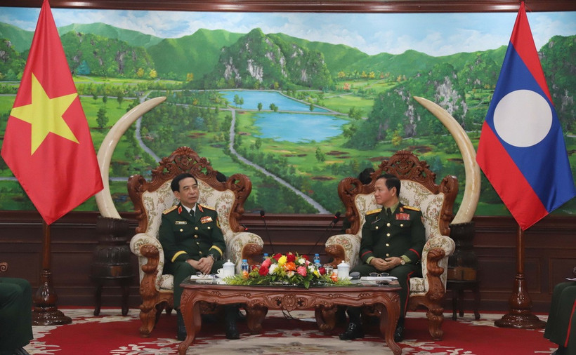 Thượng tướng Khamliang Outhakaysone, Bộ trưởng Bộ Quốc phòng Lào (phải) tiếp Đại tướng Phan Văn Giang, Bộ trưởng Bộ Quốc phòng Việt Nam. (Ảnh: Bá Thành/TTXVN)