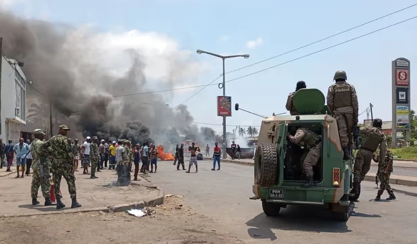 Hiện trường một cuộc biểu tình tại thủ đô Maputo. (Ảnh: AFP/Getty Images)