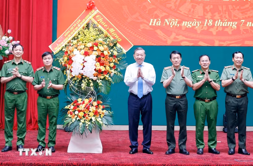 Tổng Bí thư, Chủ tịch nước Tô Lâm tặng hoa chúc mừng lực lượng Cảnh sát nhân dân. (Ảnh: Thống Nhất/TTXVN)