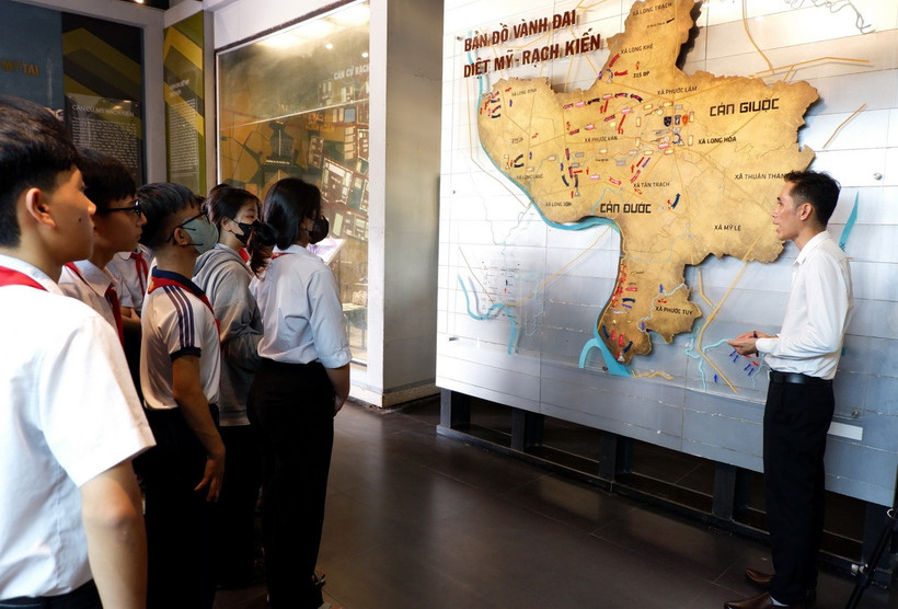 Di tích Ngã tư Rạch Kiến, nơi giáo dục truyền thống cách mạng cho các thế hệ mai sau. (Ảnh: Đức Hạnh/TTXVN)