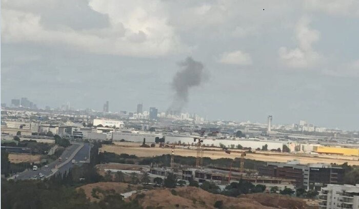 Khói bốc lên từ sân bay quốc tế Ben Gurion ở Tel Aviv, Israel sau vụ tấn công bằng tên lửa của Houthi ngày 4/5/2025. (Ảnh: IRNA/TTXVN)