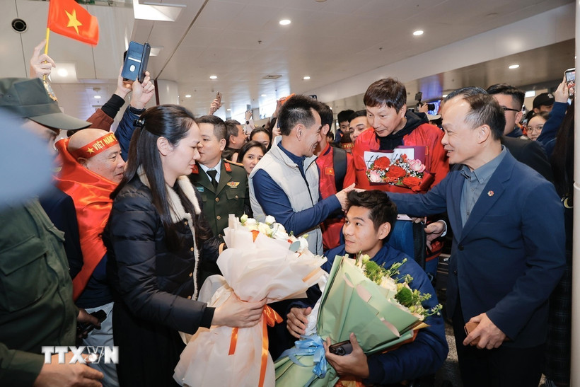 Người hâm mộ chào đón các cầu thủ U23 Việt Nam tại sân bay quốc tế Nội Bài (Hà Nội). (Ảnh: Minh Quyết/TTXVN)