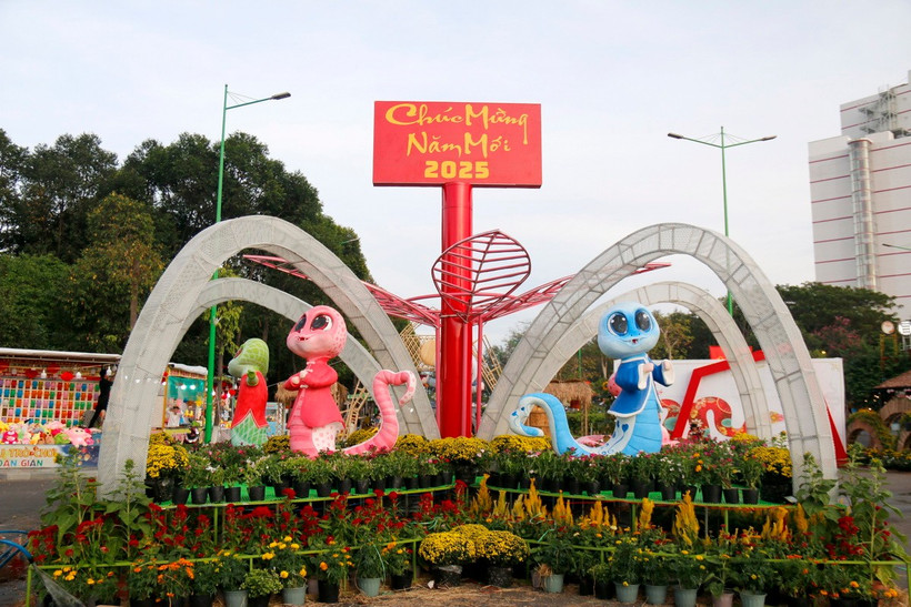 Những chú rắn năm Ất Tỵ được cách điệu thành những hình ảnh ngộ nghĩnh tạo thích thú cho người dân và du khách. (Ảnh: Nguyễn Thanh/TTXVN)