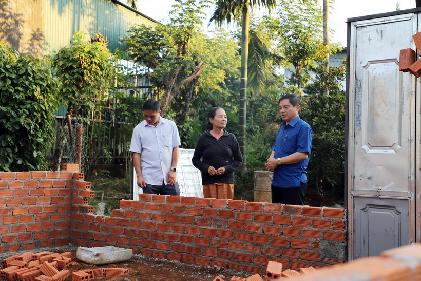 Chính quyền các địa phương thường xuyên kiểm tra, theo dõi việc xóa nhà tạm, nhà dột nát, đảm bảo chất lượng và giúp người dân an cư, lạc nghiệp. (Ảnh: TTXVN phát)