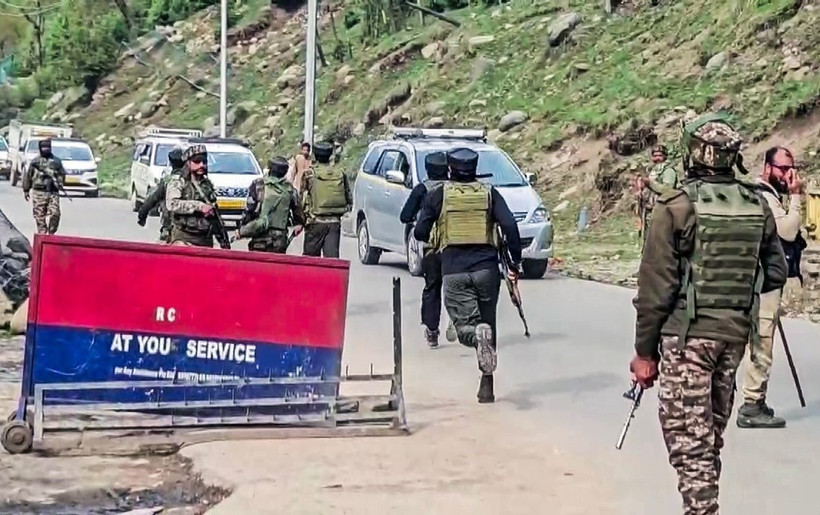 Lực lượng an ninh Ấn Độ được triển khai tại hiện trường vụ khách du lịch bị tấn công ở Pahalgam, Jammu và Kashmir, ngày 22/4/2025. (Ảnh: ANI/TTXVN)