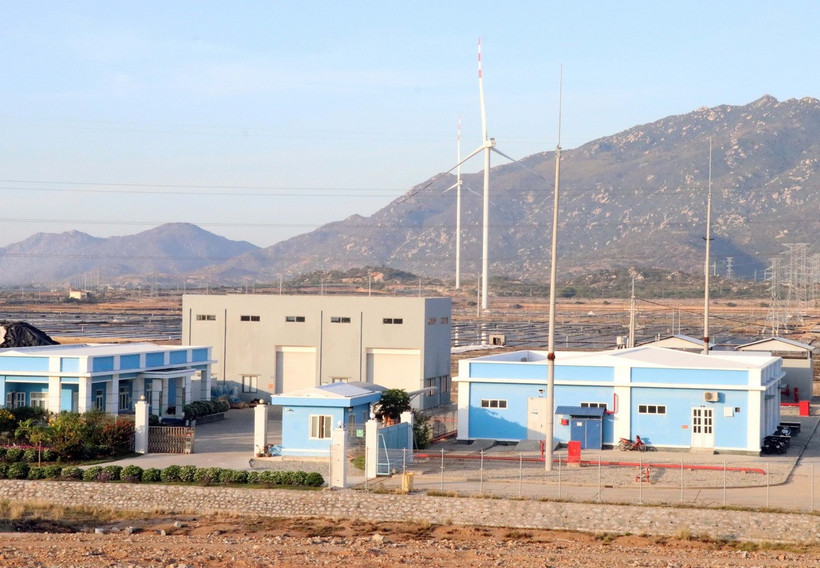 Vùng kinh tế trọng điểm phía Nam (huyện Thuận Nam) đang thu hút nhiều doanh nghiệp lớn đến đầu tư. (Ảnh: Công Thử/TTXVN)