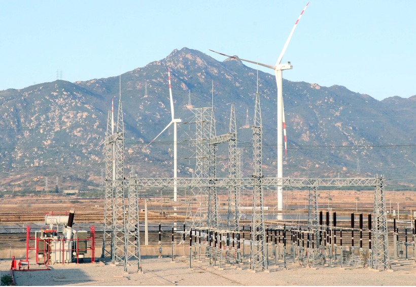 Các dự án hạ tầng truyền tải điện được đầu tư đã giải tỏa điểm nghẽn cho các dự án năng lượng tái tạo ở Ninh Thuận. (Ảnh: Công Thử/TTXVN)