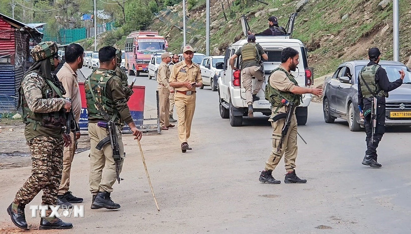 Lực lượng an ninh Ấn Độ được triển khai tại hiện trường vụ tấn công nhằm vào khách du lịch ở Pahalgam, Jammu và Kashmir, ngày 22/4/2025. (Ảnh: ANI/TTXVN)