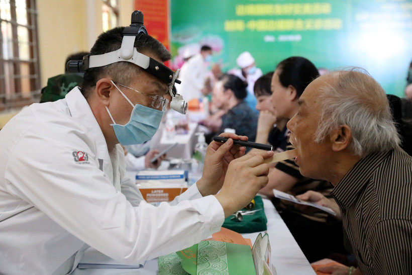 Bác sỹ Quân y Trung Quốc khám bệnh cho người dân huyện biên giới Cao Lộc, tỉnh Lạng Sơn. (Ảnh: Văn Đạt/TTXVN)