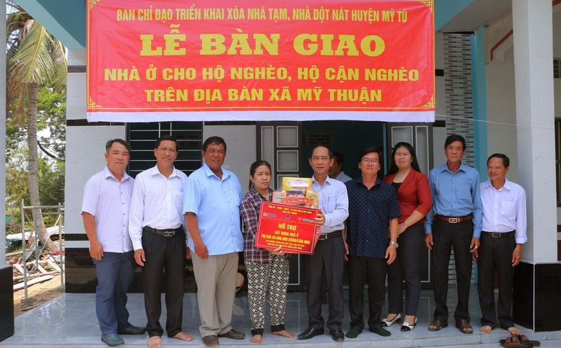 Chính quyền địa phương huyện Mỹ Tú bàn giao căn nhà mới ngay vào dịp Tết cổ truyền Tết cổ truyền Chôl Chnăm Thmây cho gia đình chị Trần Thị Mỹ Xuyên (xã Mỹ Thuận). (Ảnh: Tuấn Phi/TTXVN)