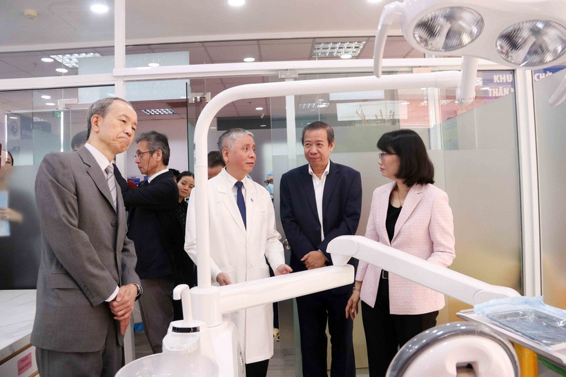 Các đại biểu tham quan Phòng khám Nha khoa thai phụ. (Ảnh: Xuân Khu/TTXVN)