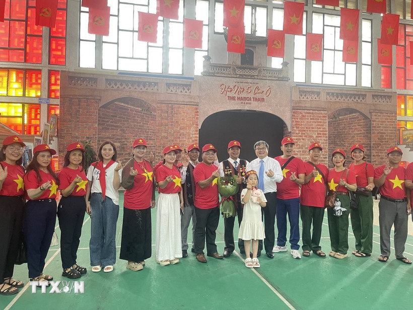 Phó Chủ tịch Ủy ban Nhân dân thành phố Hà Nội Trương Việt Dũng tặng hòa, chụp ảnh lưu niệm với đoàn đại biểu thành phố Đà Nẵng tại ga Hà Nội (Ảnh: Tuyết Mai/TTXVN)