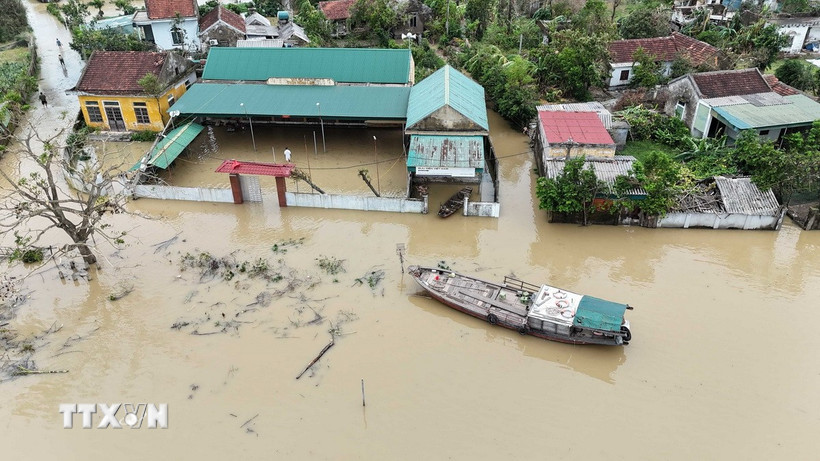Nước sông Lam dâng cao khiến nhiều khu vực bị ngập, đường giao thông trong thôn Hồng Lam, Hà Tĩnh bị chia cắt cục bộ hồi đầu tháng 9. (Ảnh: Hữu Quyết/TTXVN)