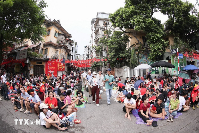 Tuyến phố Nguyễn Thái Học (Hà Nội) chật kín người dân xếp hàng chờ xem Lễ diễu binh, diễu hành kỷ niệm 80 năm Quốc khánh 2/9. (Ảnh: Lê Đông/TTXVN)