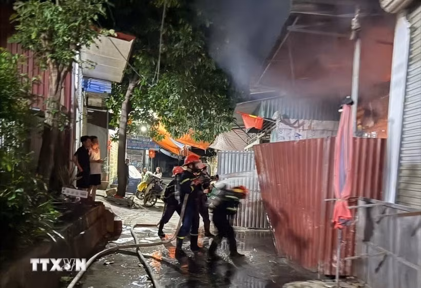 Lực lượng Cảnh sát phòng cháy chữa cháy và cứu nạn, cứu hộ, Công an tỉnh Sơn La triển khai chữa cháy tại hiện trường. (Ảnh: TTXVN phát)