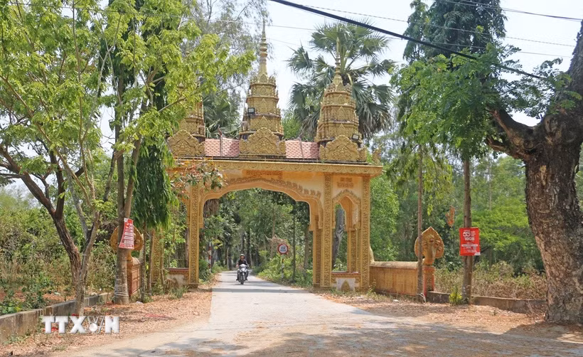 Về Ô Lâm hôm nay, cuộc sống của người dân đang thay đổi từng ngày với hạ tầng đồng bộ, những cung đường nhựa, đường bê tông nối dài tới tận 18 ấp trong toàn xã. (Ảnh: Công Mạo/TTXVN)