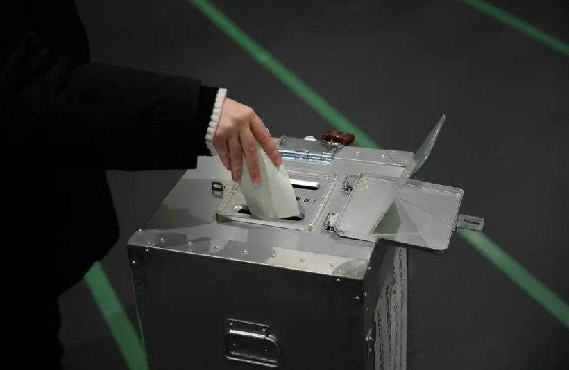 Một cử tri bỏ phiếu tại một điểm bỏ phiếu ở Tokyo. (Nguồn: AP)