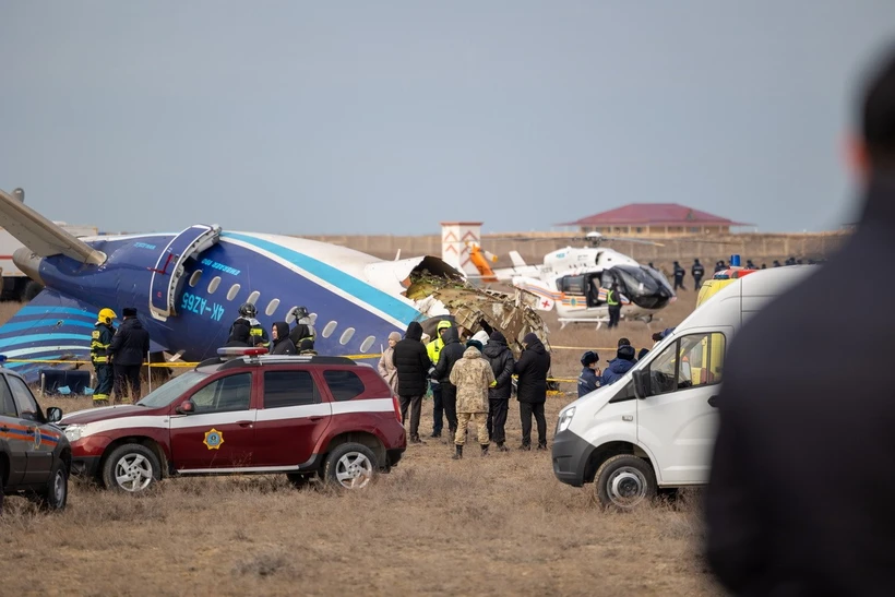 Hiện trường vụ rơi máy bay của hãng hàng không Azerbaijan Airlines (AZAL) gần sân bay Aktau, Kazakhstan, ngày 25/12/2024. (Ảnh: THX/TTXVN)