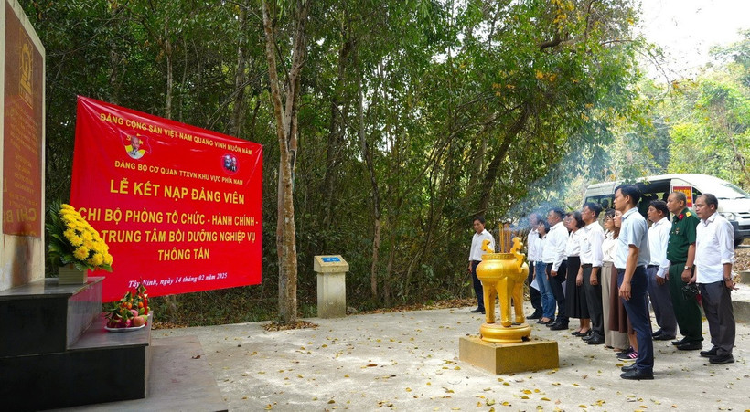 Các đại biểu tưởng niệm các thế hệ chiến sỹ Thông tấn xã Giải phóng đã hy sinh trong cuộc đấu tranh giải phóng miền Nam, thống nhất đất nước, tại Khu lưu niệm. (Ảnh: Minh Phú/TTXVN)