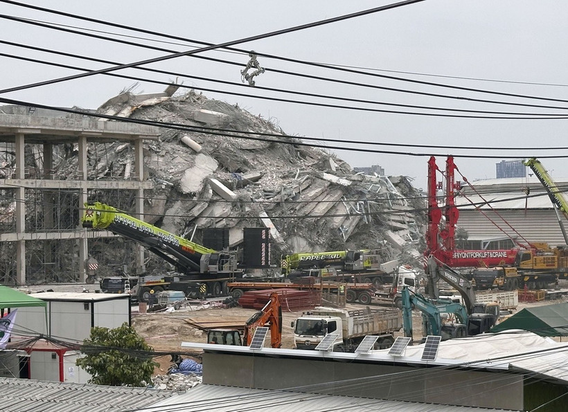 Hiện trường vụ sập tòa nhà Văn phòng Kiểm toán Nhà nước tại Bangkok, Thái Lan, do ảnh hưởng của trận động đất ở Myanmar ngày 28/3/2025. (Ảnh: Kyodo/TTXVN)