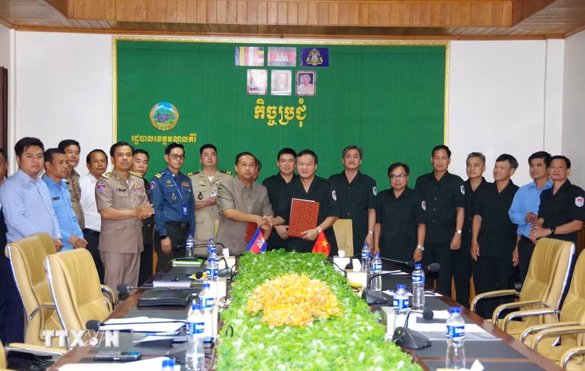 Ban Chỉ đạo 515 tỉnh Đắk Lắk và Ban Chuyên trách tỉnh Mondulkiri ký kết các nội dung tại hội đàm. (Ảnh: TTXVN phát)