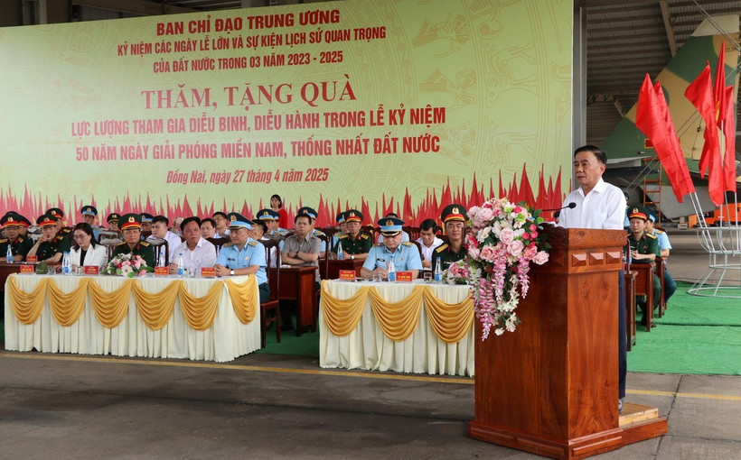 Thường trực Ban Bí thư Trần Cẩm Tú phát biểu chúc mừng, thăm hỏi, động viên các khối tham gia diễu binh, diễu hành đang luyện tập tại Trung đoàn Không quân 935. (Ảnh: Sỹ Tuyên/TTXVN)