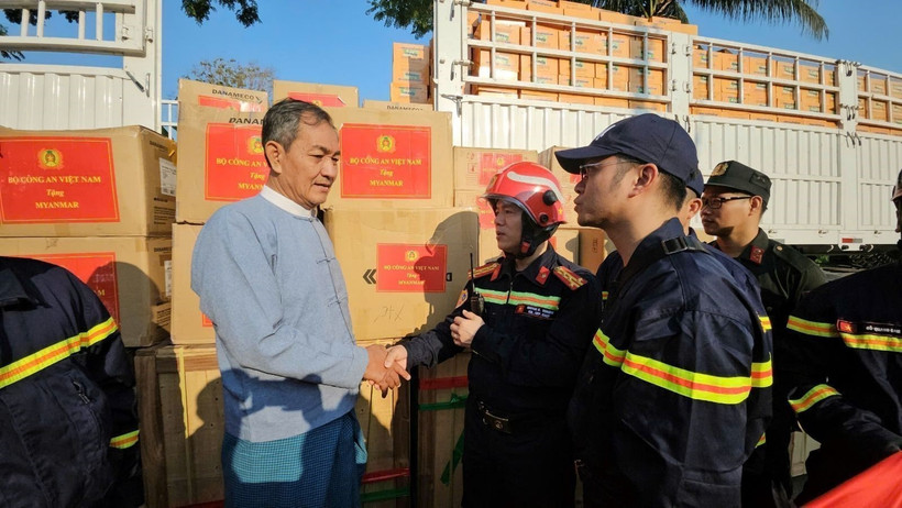 Đại tá Nguyễn Minh Khương - trưởng đoàn công tác của Bộ Công an Việt Nam trao gần 3 tấn thuốc và thiết bị y tế cho ông Sa Weli Frag - Vụ trưởng Vụ quản lý thiên tai, Bộ Phúc lợi xã hôi, Cứu trợ và Tái định cư Myanmar. (Ảnh: Lê Hoàng (BCA)/TTXVN phát)