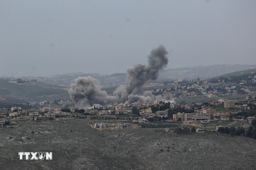 Khói bốc lên sau một cuộc không kích của Israel tại Liban. (Ảnh: THX/TTXVN)