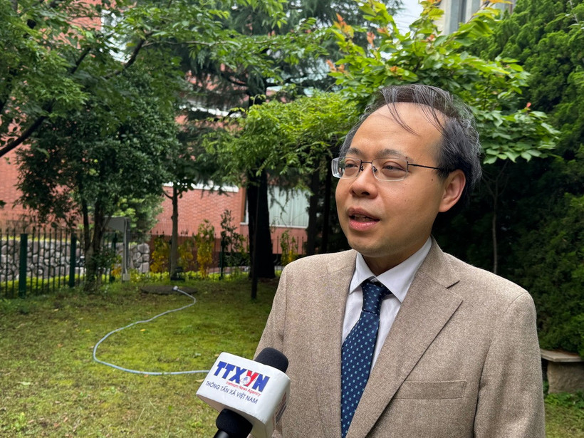 Giáo sư Phạm Nam Hải, Phó Chủ nhiệm Khoa Điện tử, Học viện Khoa học Tokyo, trả lời phỏng vấn phóng viên. (Ảnh: Phạm Tuân/TTXVN)