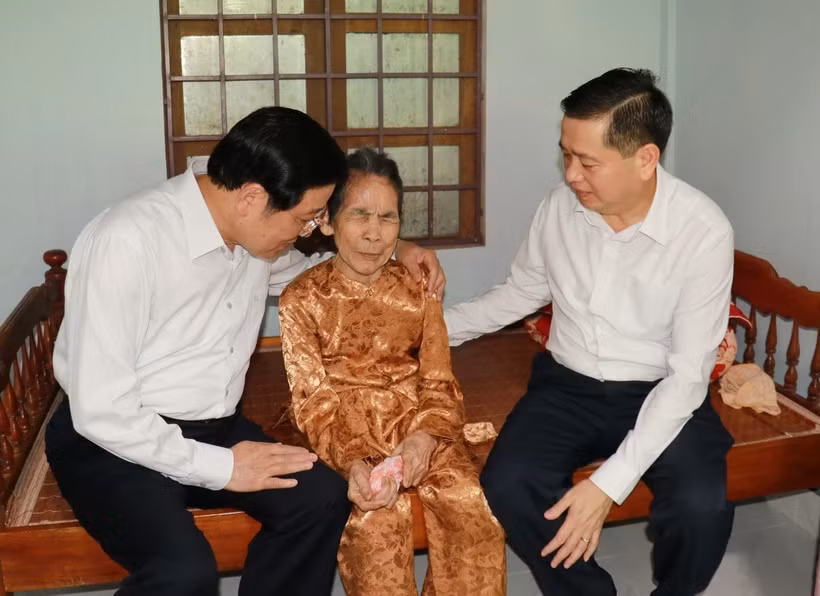 Ông Phan Đình Trạc thăm, tặng quà Mẹ Việt Nam anh hùng Nguyễn Thị Nậy, thôn Gia Môn, xã Phong Bình, huyện Gio Linh. (Ảnh: Thanh Thuỷ/TTXVN)