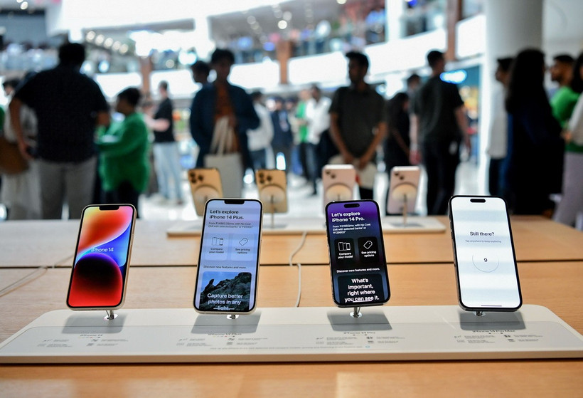 Điện thoại iPhone tại một đại lý bán lẻ của Apple ở New Delhi, Ấn Độ. (Ảnh: ANI/TTXVN)