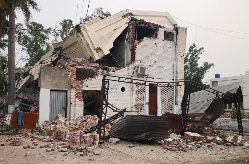 Một ngôi nhà tại Muridke, Pakistan bị phá hủy sau cuộc tấn công tên lửa của Ấn Độ ngày 7/5/2025. (Ảnh: THX/TTXVN)