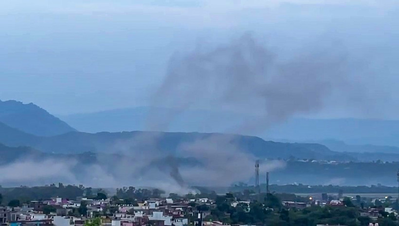 Khói bốc lên sau vụ tấn công bằng pháo kích của Pakistan tại Udhampur, Ấn Độ ngày 10/5/2025. (Ảnh: ANI/TTXVN)