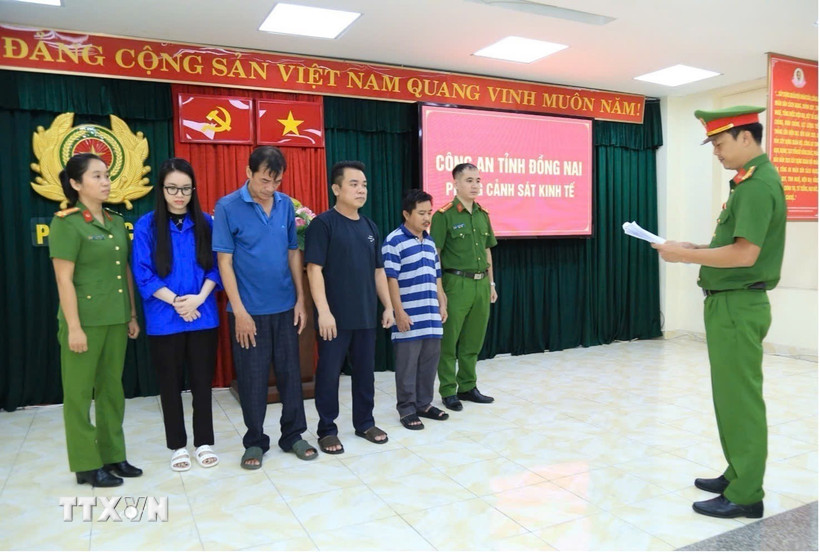 Cơ quan cảnh sát điều tra Công an tỉnh Đồng Nai công bố quyết định khởi tố và lệnh bắt bị can để tạm giam. (Nguồn: Công an Đồng Nai/ TTXVN phát)