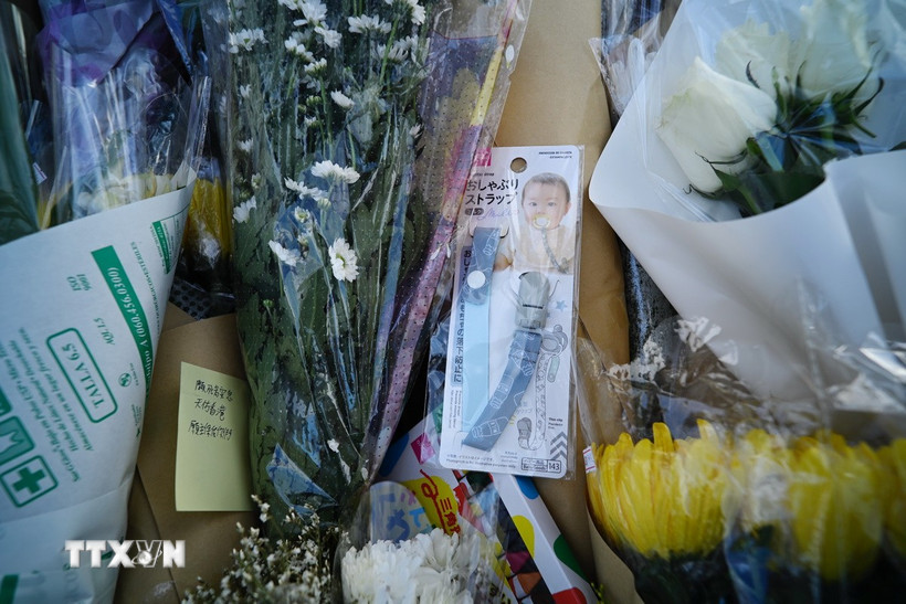 Đặt hoa tưởng niệm các nạn nhân tại khu tổ hợp Wang Fuk Court ở Tai Po, Hong Kong (Trung Quốc), ngày 29/11/2025. (Nguồn: THX/TTXVN)